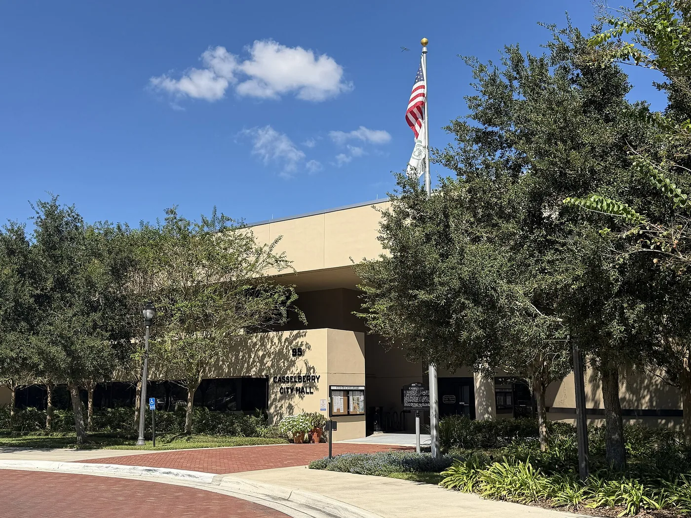 Casselberry City Hall building with US flag in Casselberry, FL